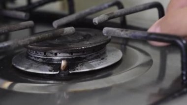 Eski ve kırsal bir soba, doğal gaz ve gıda kavramına ateş veren kişi.