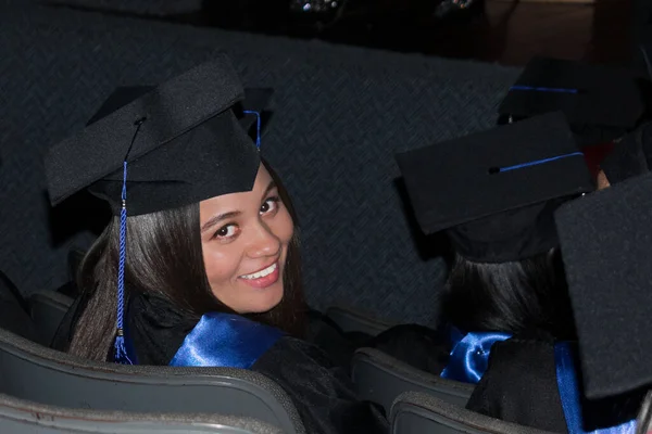 Mujer Joven Feliz Graduación Universitaria Mirando Cámara Mientras Sonríe Chica — Foto de Stock