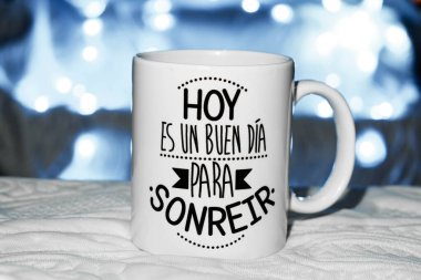 Düşünceli ifadeli bir kupa, yatağın üstünde, beyaz örtülü bir kupa, mavi arka plan. Odaklanamayan ışıklar arka planda. Yansıma ve motivasyon konsepti. Yücelik