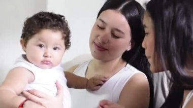 Meraklı Latin anneler, bebeklerin onları görmezden geldiği gibi etkileşime geçiyorlar.