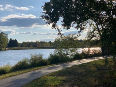 Parkta yürümek için güzel bir sonbahar günü.