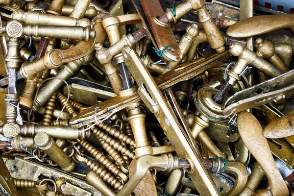 Bit pazarı: Pirinç kapı kolları yığını