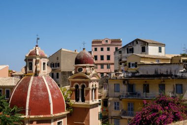 Yunanistan 'ın Kerkyra / Korfu kentinin kırmızı kubbeleri ve çatıları