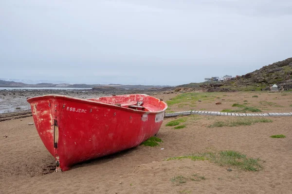 Vecchia Barca Rossa Danneggiata Sulla Spiaggia — Foto Stock