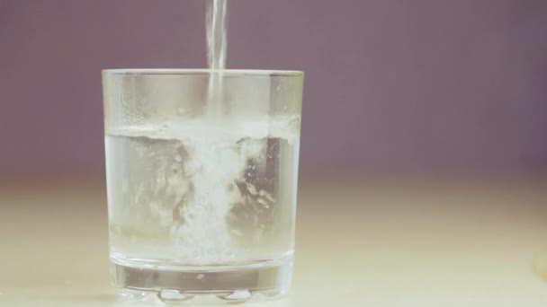 Tabletta egy pohár vízben — Stock videók