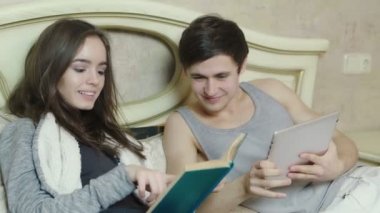 Öğrenciler öğrenmek, okumak, araçları kullanmak