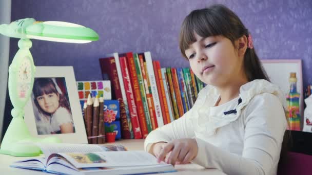 Meisje het lezen van een boek. Aan het einde van de vreugde van Toon. — Stockvideo