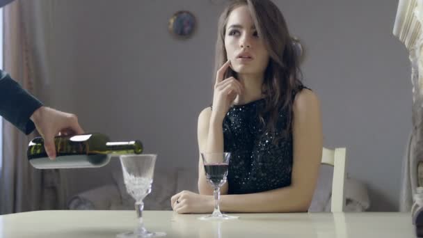 Gyönyörű lány időpontban. Ember önti egy pohár vörös bor. — Stock videók