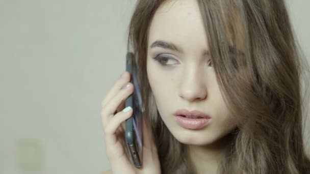 Mladý, usměvavý hezká žena mluvila na mobil — Stock video