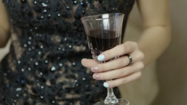 Glas rött vin i handen av flickan. — Stockvideo