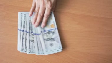 Kadınların elleri yüz dolarlık banknot, Fanlı düzenlendiği tablo Üstten Görünüm.