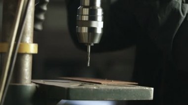 İşçi kaldırmak metal talaşı drill