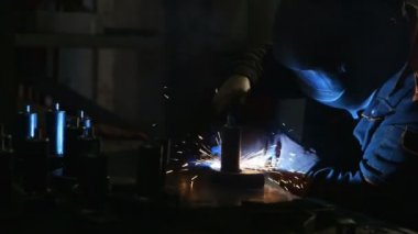 Kaynak işlemi üretimi karanlık bir odada