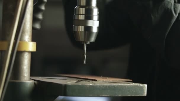 Worker remove metal shavings from the drill — Stock Video