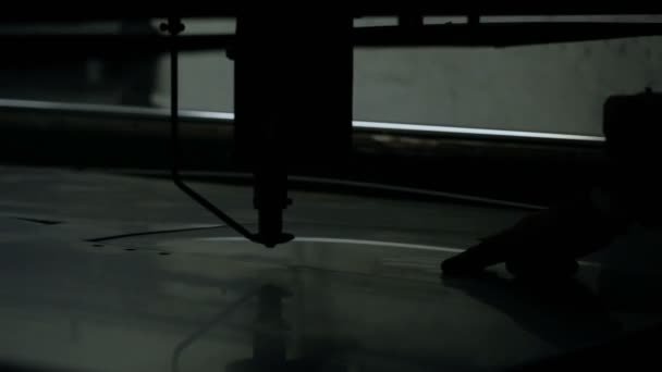 工业激光或等离子切割削减在钢板上的圆孔. — 图库视频影像