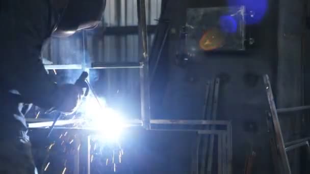 Werken in de fabriek. Elektrische lasser op het werk. Metalen constructie. — Stockvideo