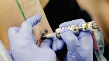 Yaratıcı ana berabere dövme omuz mans