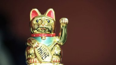 Heykelciği bir kedi bir pençe dalgalar. Resim yazıları için.