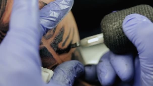 Tatuering mästaren gör tatuering på människokroppen 2 — Stockvideo
