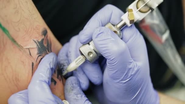 Tatoeëerder maken van tatoeage, close-up — Stockvideo