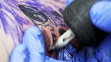 Vücuduna dövme. Dövme sanatçısı yapmak tattoo studio