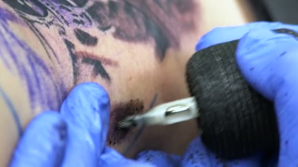 La machine pour travailler le tatouage — Video