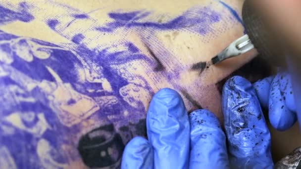 リアリズムのタトゥーを作成するアーティスト — ストック動画