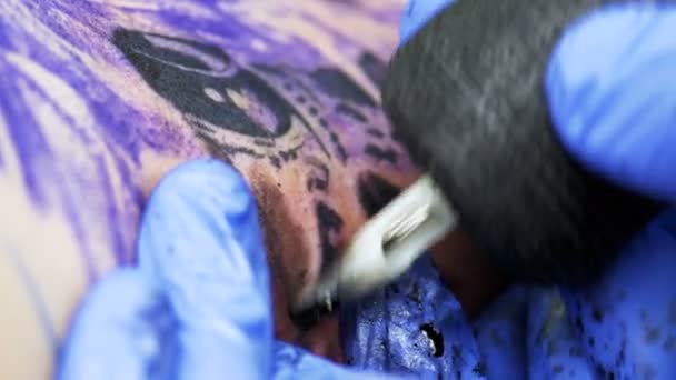 在身体上纹身。纹身艺术家在工作室做纹身 — 图库视频影像