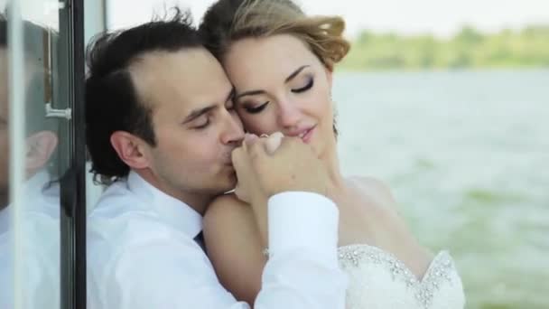 O noivo ternamente beijando a mão da noiva . — Vídeo de Stock