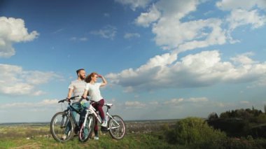 Seven çift Bisiklet yüksek bir tepede duran.