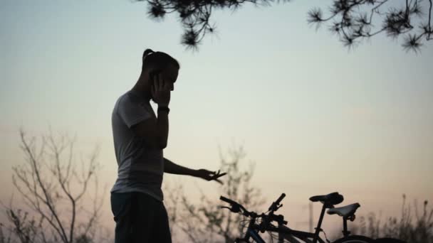 Hombre hablando emocionalmente en un teléfono celular . — Vídeos de Stock