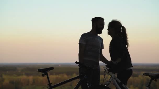 Pareja ciclista al atardecer . — Vídeos de Stock