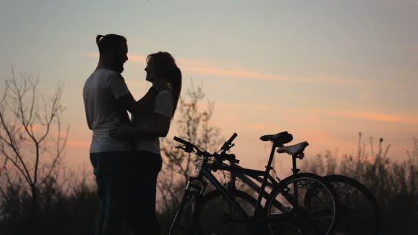 Silhueta de um casal amoroso ao pôr do sol . — Vídeo de Stock