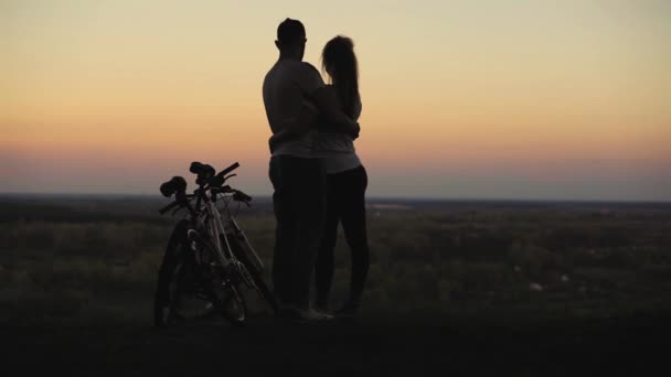 3 videó sorozat: sziluettek a kerékpárosok naplemente pár. — Stock videók