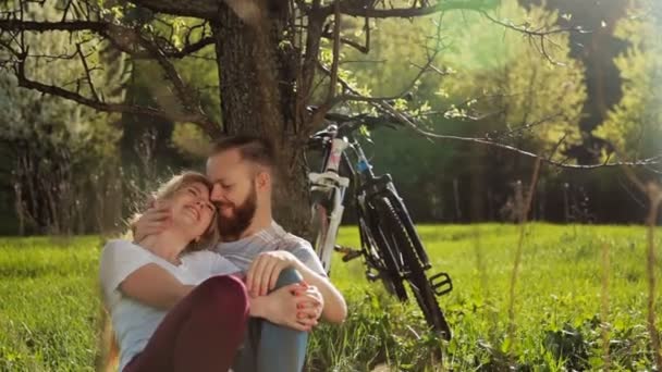 自転車の美しいカップル. — ストック動画