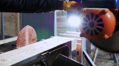 Adam birkaç Bar kesmek için büyük bir testere taşır.