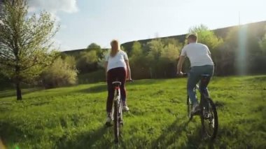 5 video dizi: kaç gün batımında yeşil çayır on bisiklet sürme.