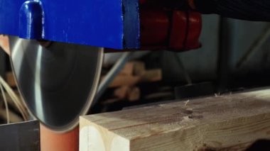 Çoğu testere onları kesim tahtaları, kenarlarını hizalar.