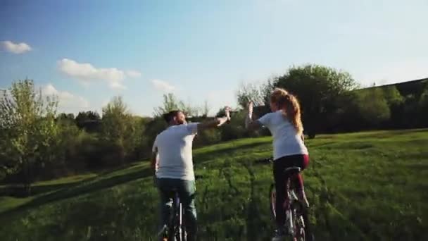 Série de 3 vídeos. Homem e mulher andar de bicicleta . — Vídeo de Stock