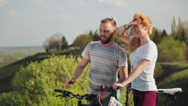 Un par de ciclistas en la colina . — Vídeo de stock