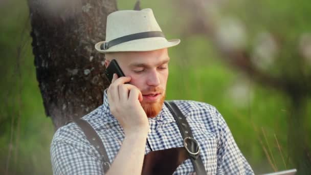 Joven hablando emocionalmente en un teléfono celular . — Vídeo de stock