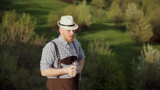 Cervejeiro em xadrez camisa degustação cerveja . — Vídeo de Stock