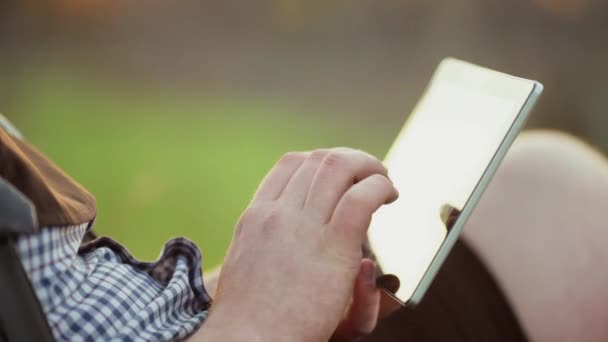 Hombre usando tableta al aire libre . — Vídeo de stock