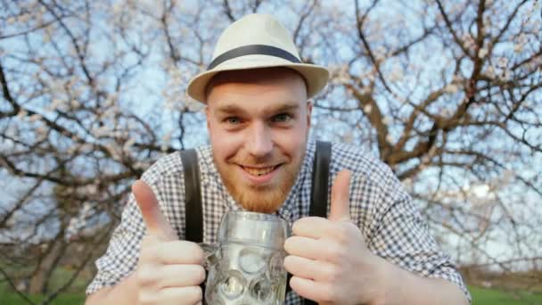 Stilvoller junger Mann posiert mit einem Glas Bier vor der Kamera. — Stockvideo