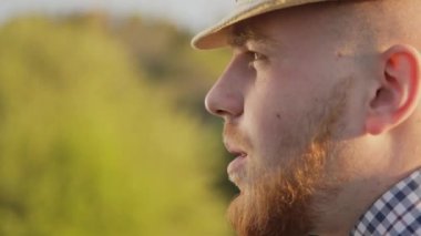 Bir adam, bira sevgilisi doğa güneşli bir portresi.