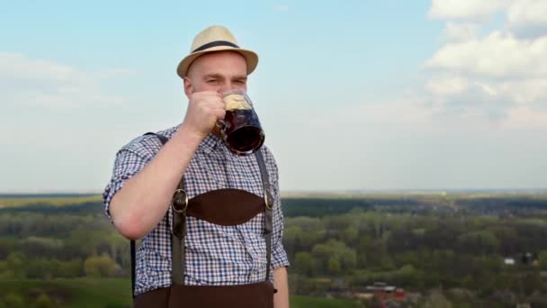 Gustoso intenditore di birra in posa presso la fotocamera sulla natura . — Video Stock