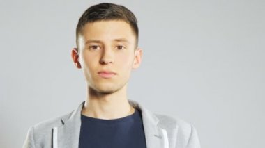 Genç adam bir baş ağrısı vardır.