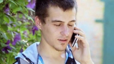 genç adam cep telefonundan arıyor.