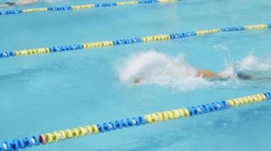 Yüzme Yarışması. Yüzücü hızlı bir şekilde üstesinden parça.