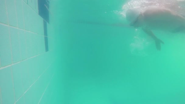 El joven atleta nadador bajo el agua en la piscina. Movimiento lento . — Vídeos de Stock